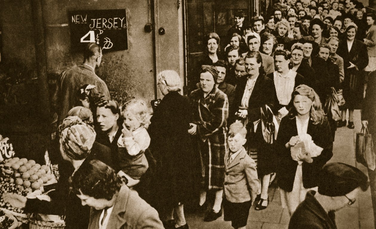 Donne in fila a una bancarella di frutta e verdura a Londra, giugno 1947 da English Photographer