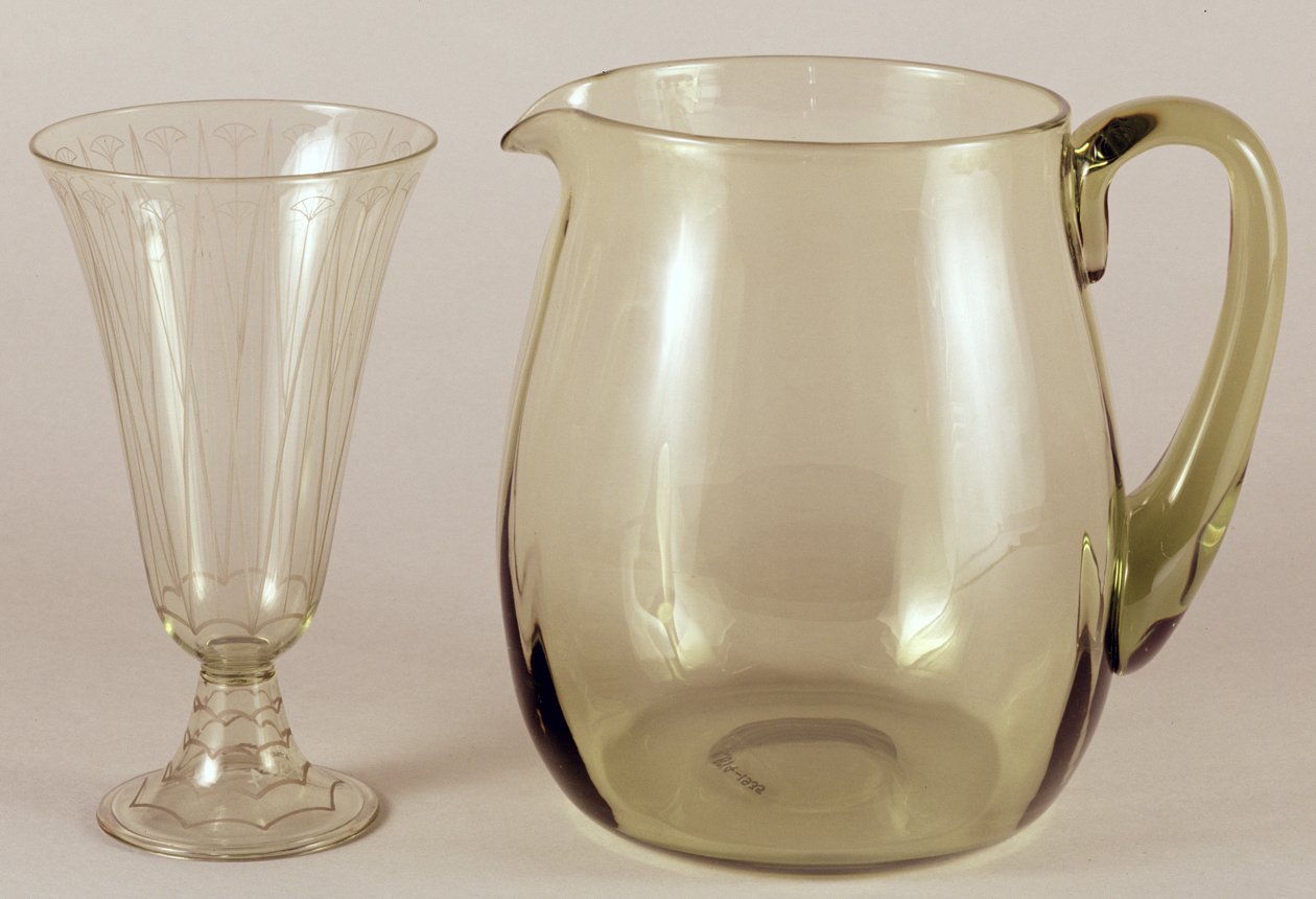 Vaso inciso a acido di James Powell and Sons, 1913 e brocca disegnata da James Hogan per James Powell and Sons, 1935 (vetro) da English School