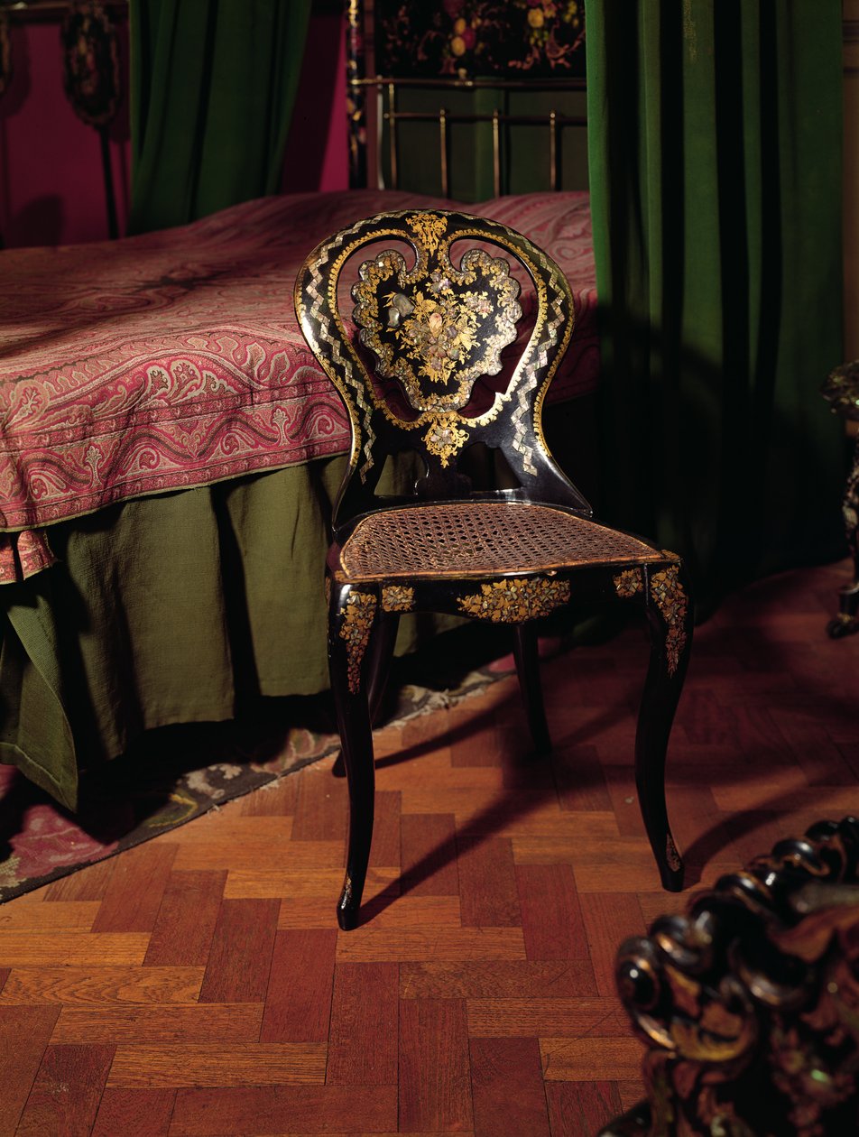 Sedia, inglese, metà XIX secolo (legno laccato con intarsi in madreperla e oro) da English School