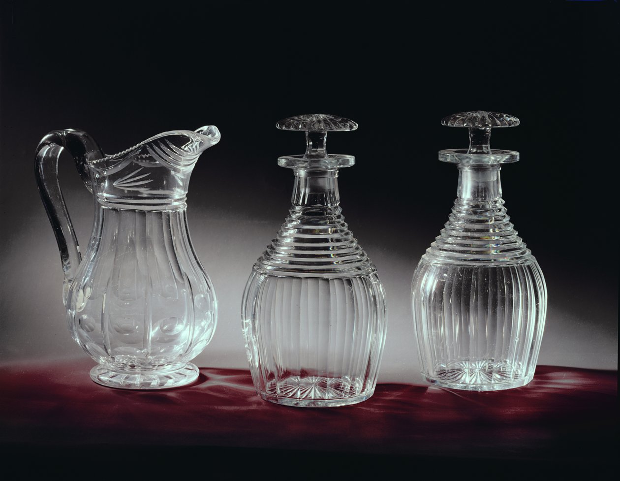 Caraffe e brocca in vetro tagliato, c.1840 da English School