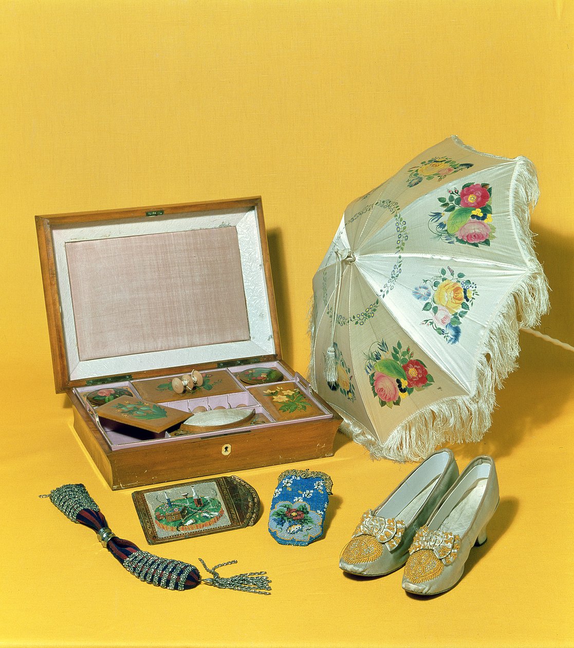 Parasol da carrozza vittoriano, borsa di perline, portacarte e scarpe da English School