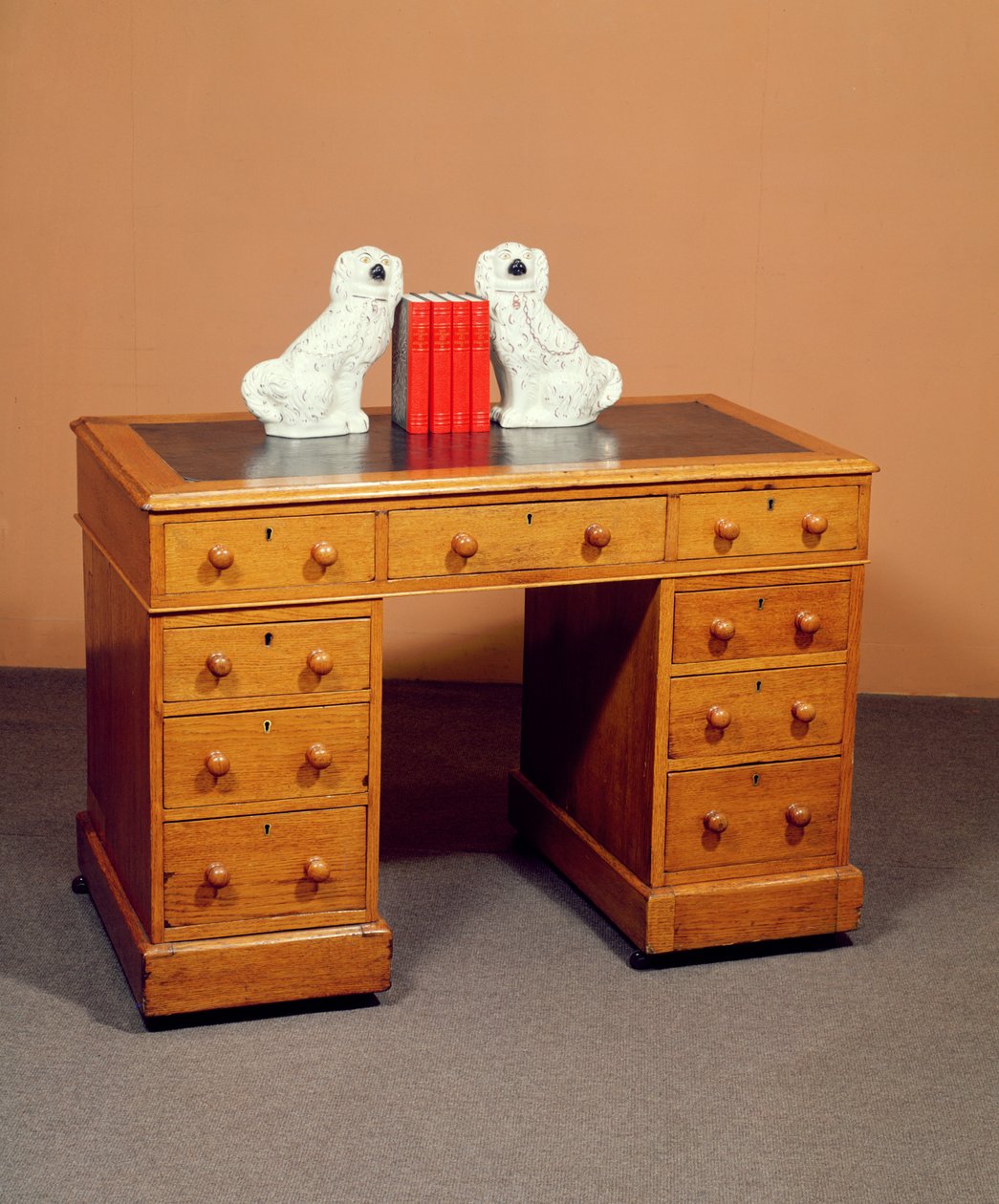 Scrivania vittoriana con foro per le ginocchia e una coppia di cani di Staffordshire con decorazione in rame lustro, c.1850 da English School