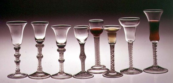 Bicchieri da vino con steli a torsione opaca da English School