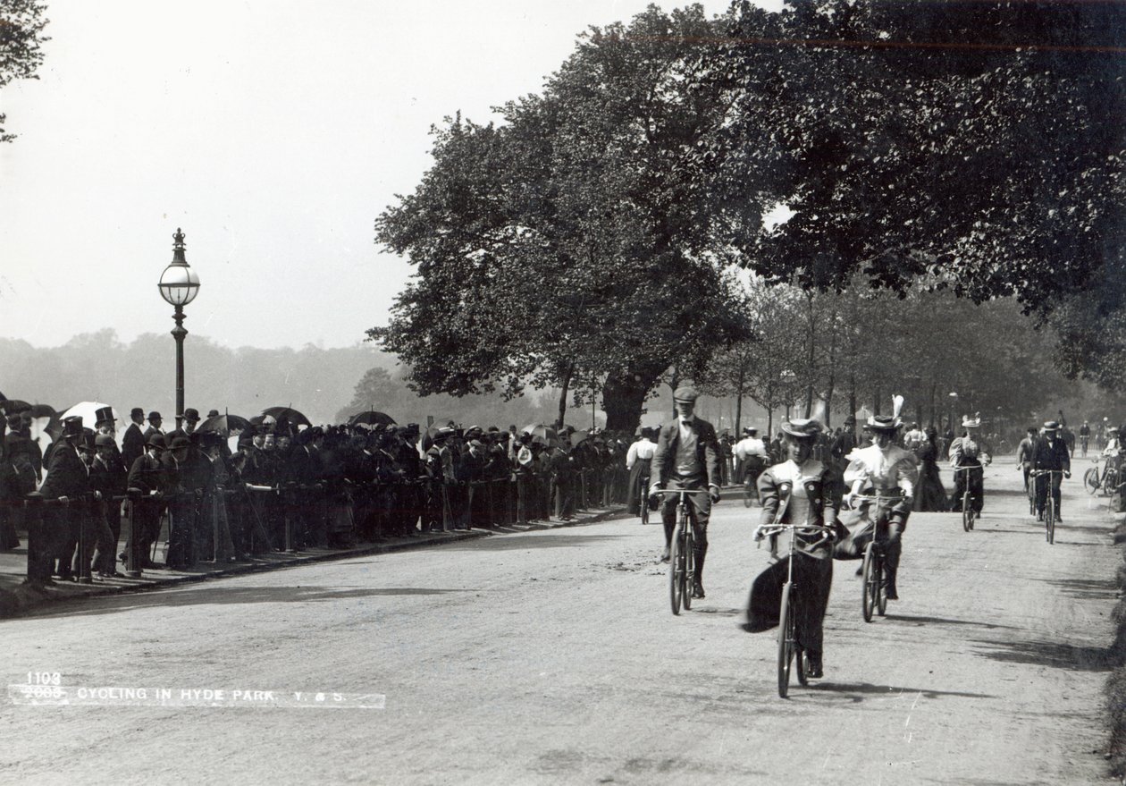Ciclismo a Hyde Park, c.1910 da English Photographer