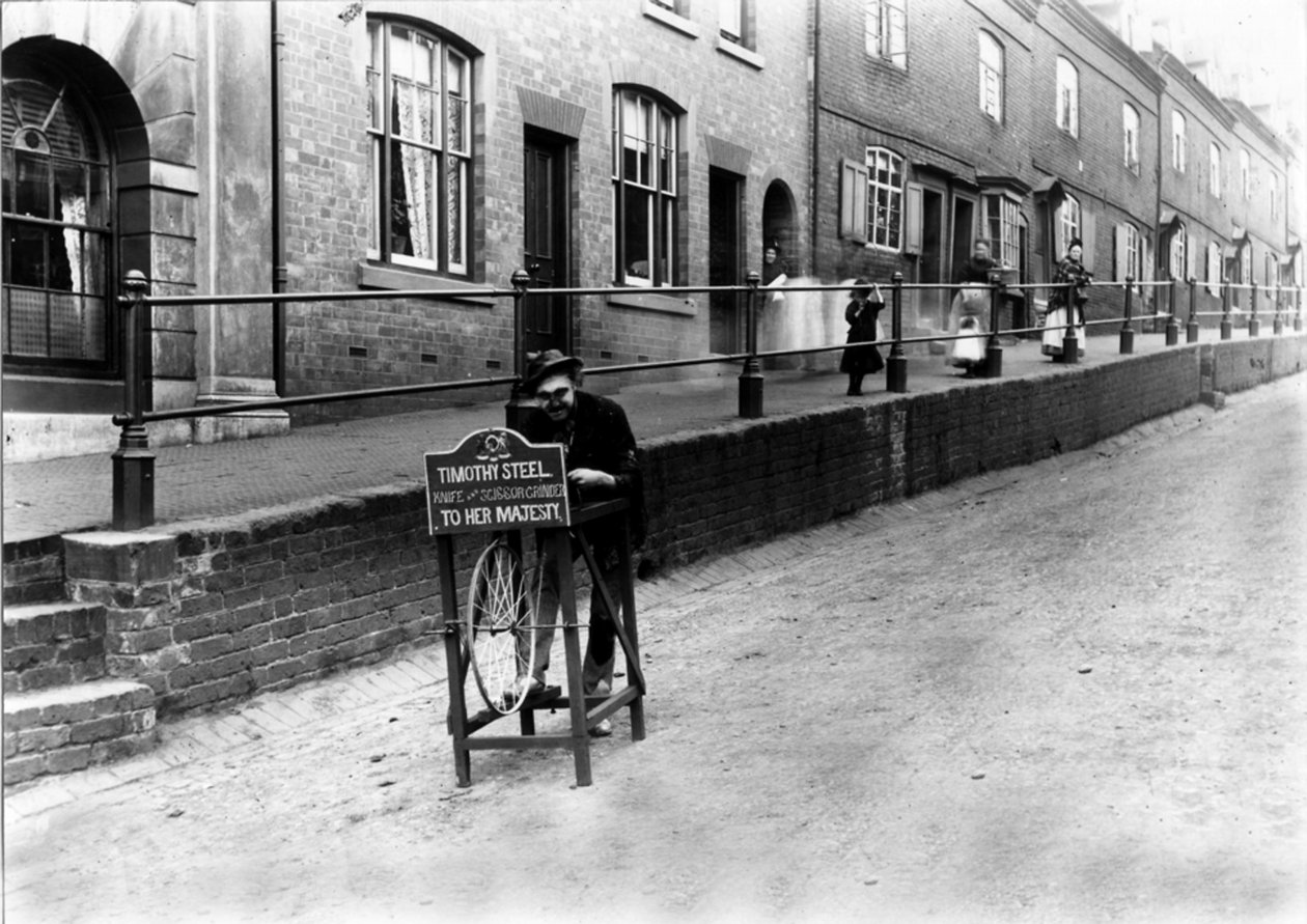 Affilatore di coltelli, Hall Street, Kidderminster da English Photographer