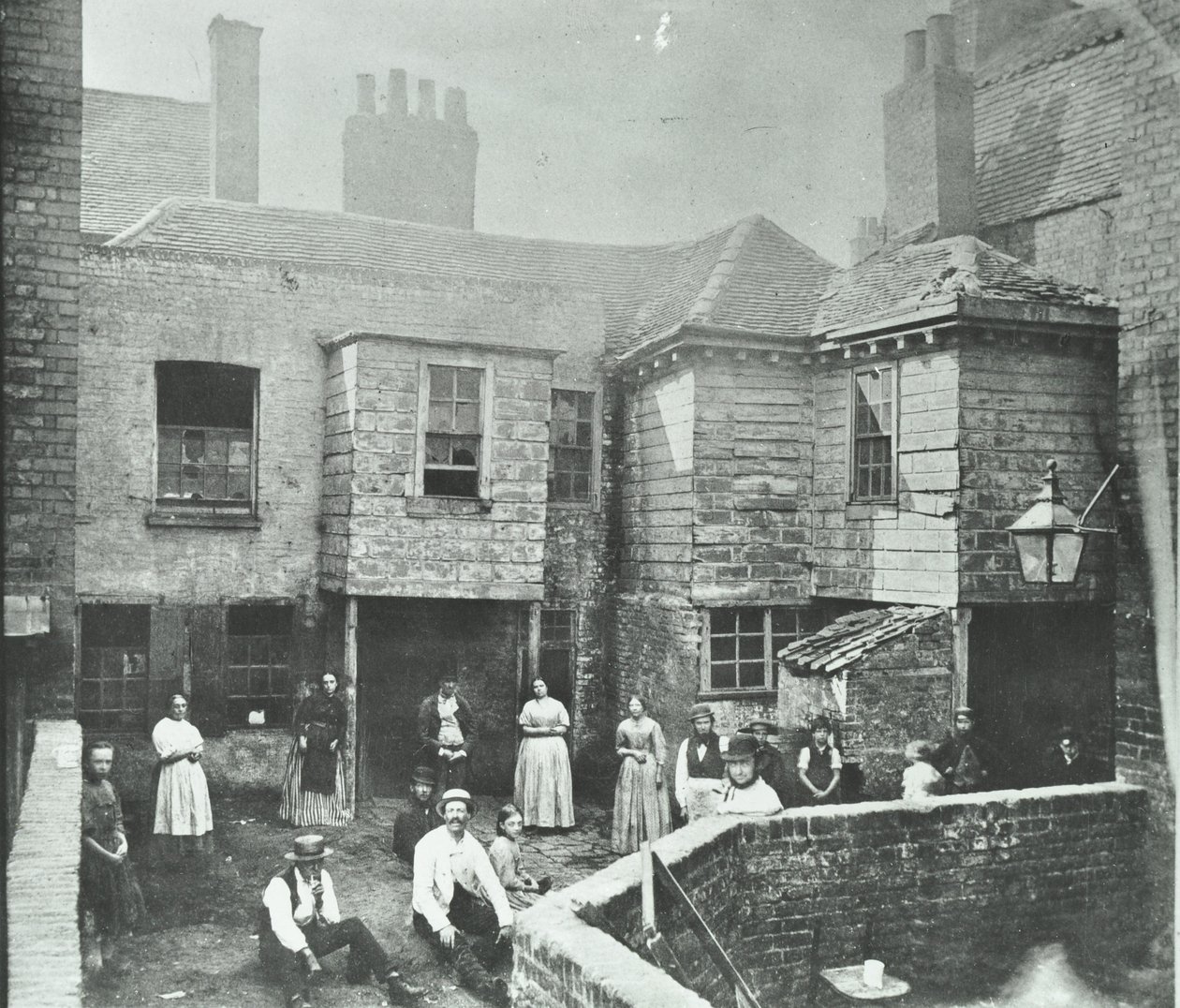 Market Court, Londra, 1868 da English Photographer