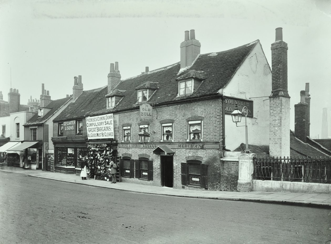 Old Bull, Wandsworth High Street, 1897 da English Photographer
