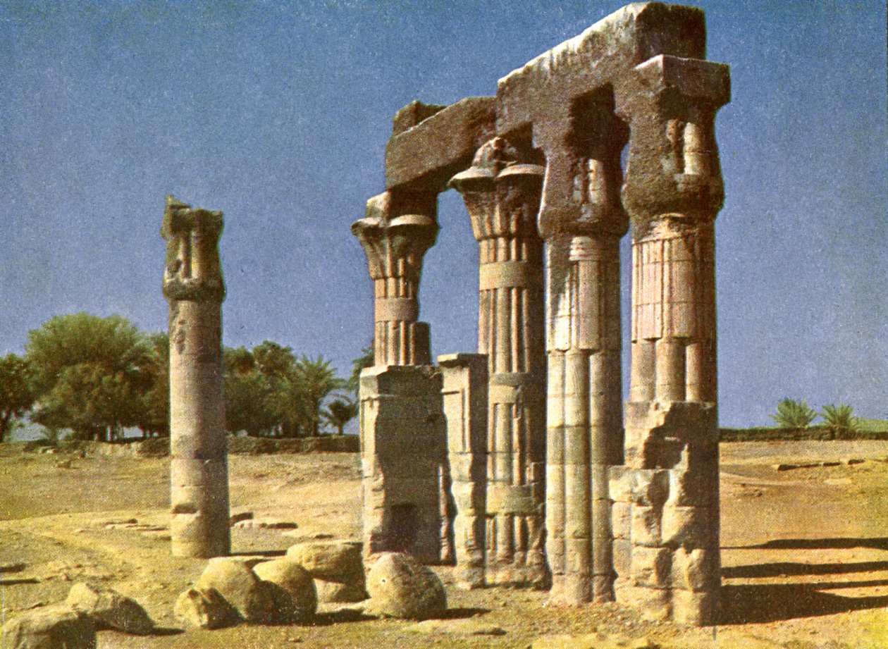 Tempio in rovina a Medamut, Egitto da English Photographer