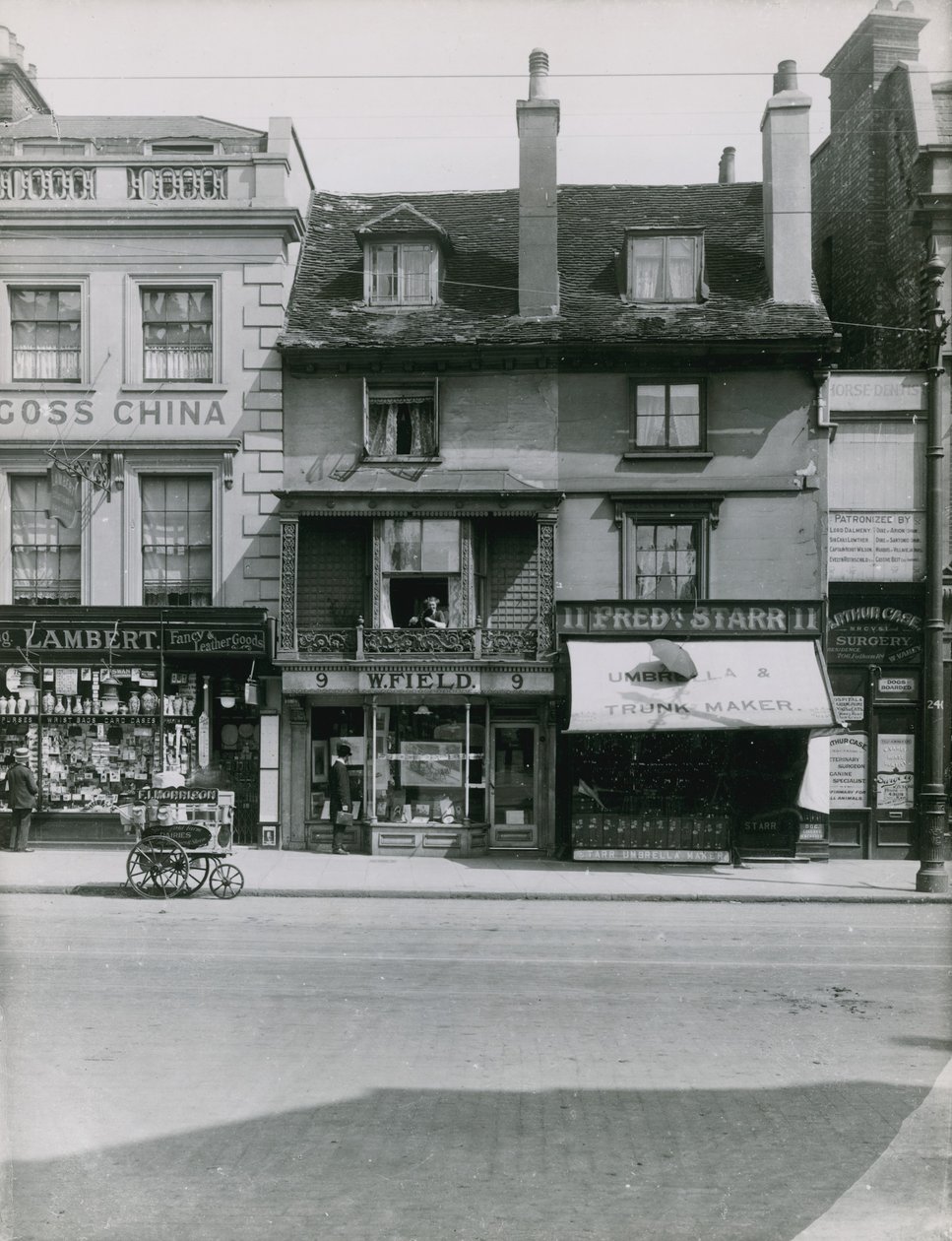 Facciate dei negozi in Putney High Street da English Photographer