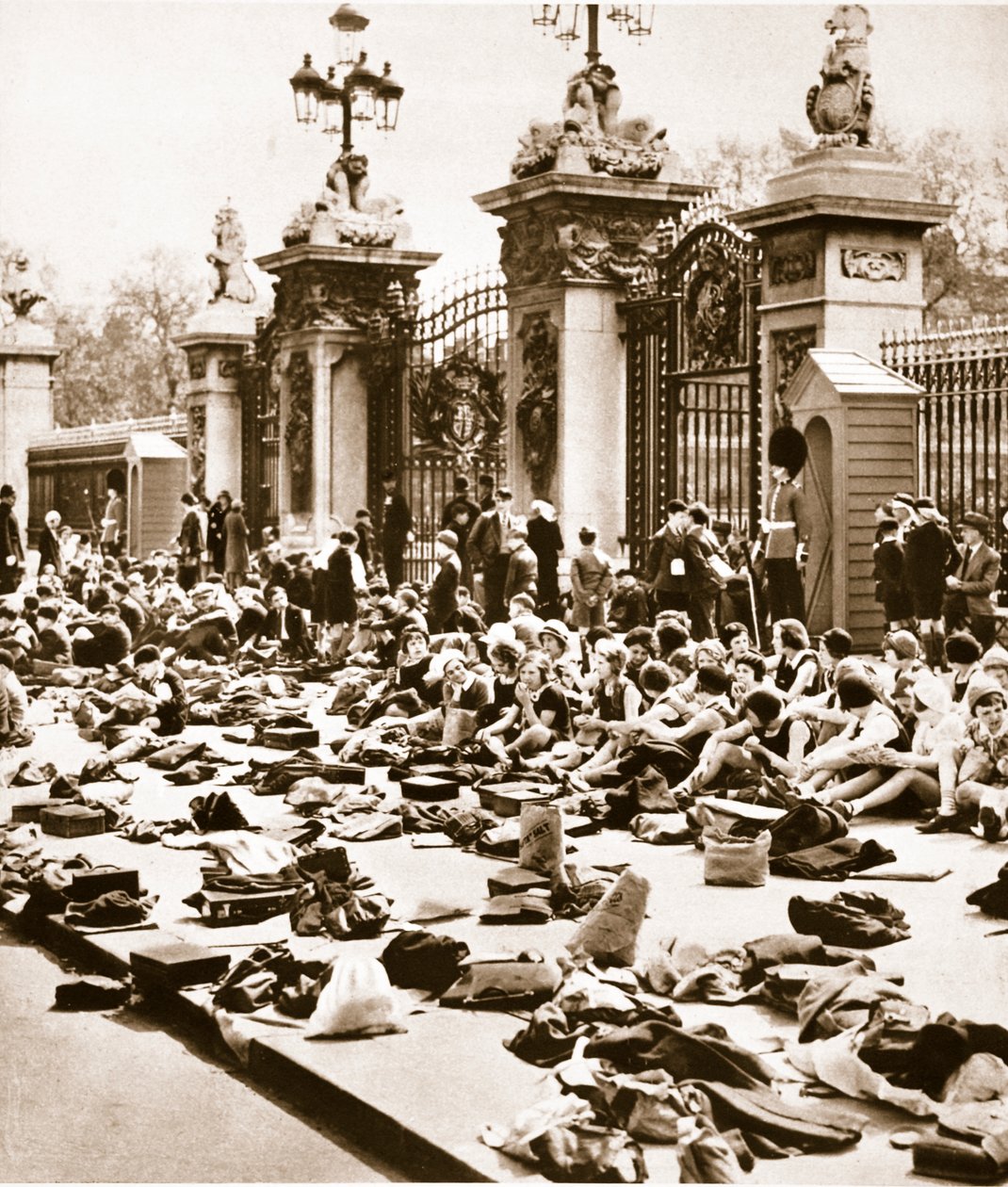 La vacanza del Giubileo dei bambini, 1935 da English Photographer