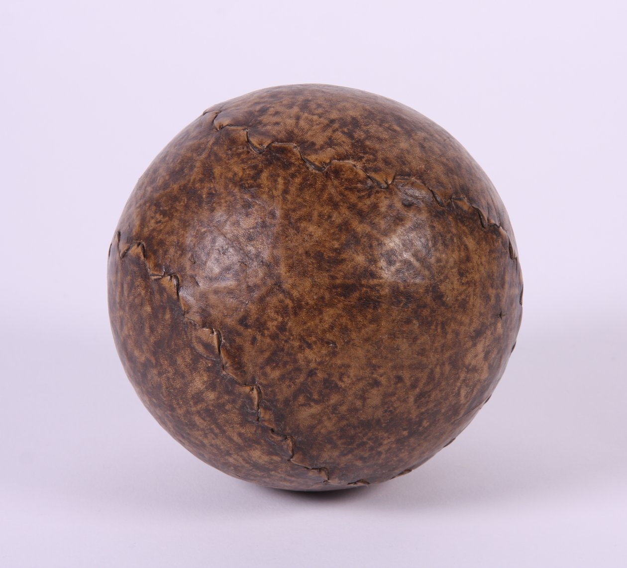Pallone usato nei primi giochi con la palla da English School