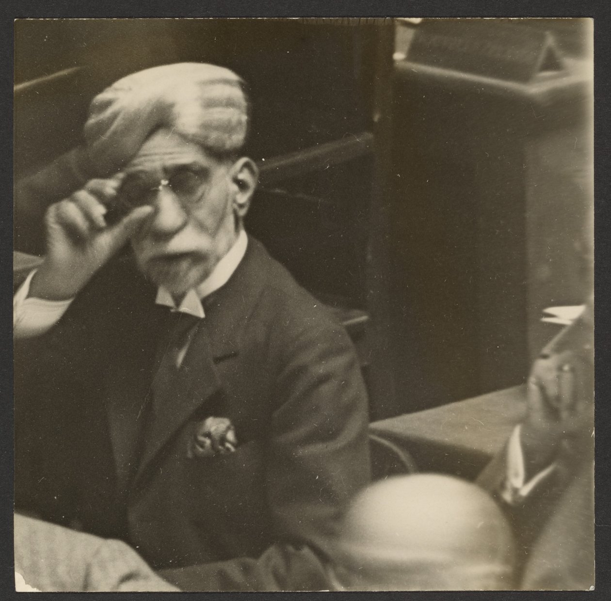 [Uomo seduto con turbante e occhiali scuri] da Erich Salomon