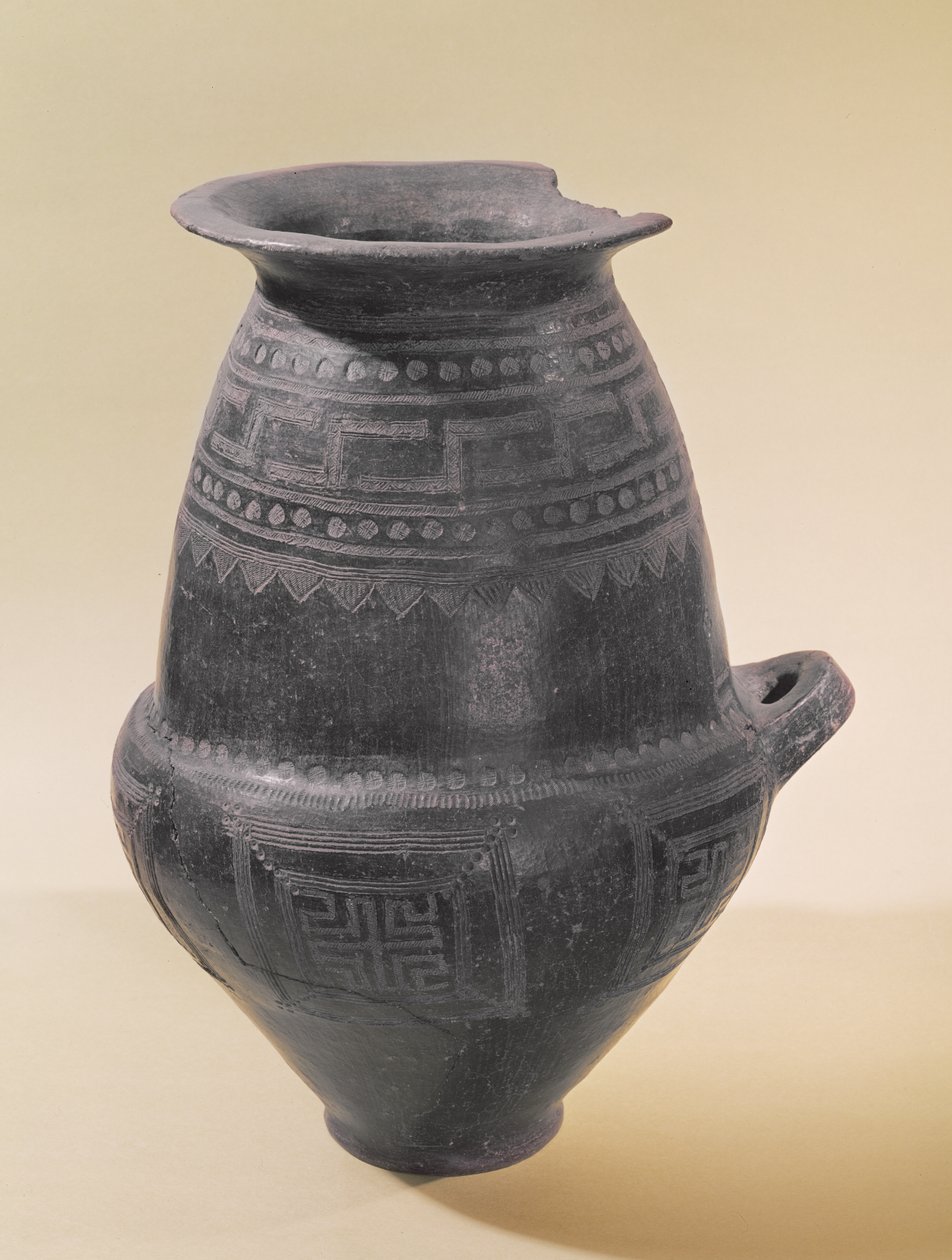 Urna cineraria etrusca con decorazione geometrica, periodo villanoviano, VIII secolo a.C. da Etruscan