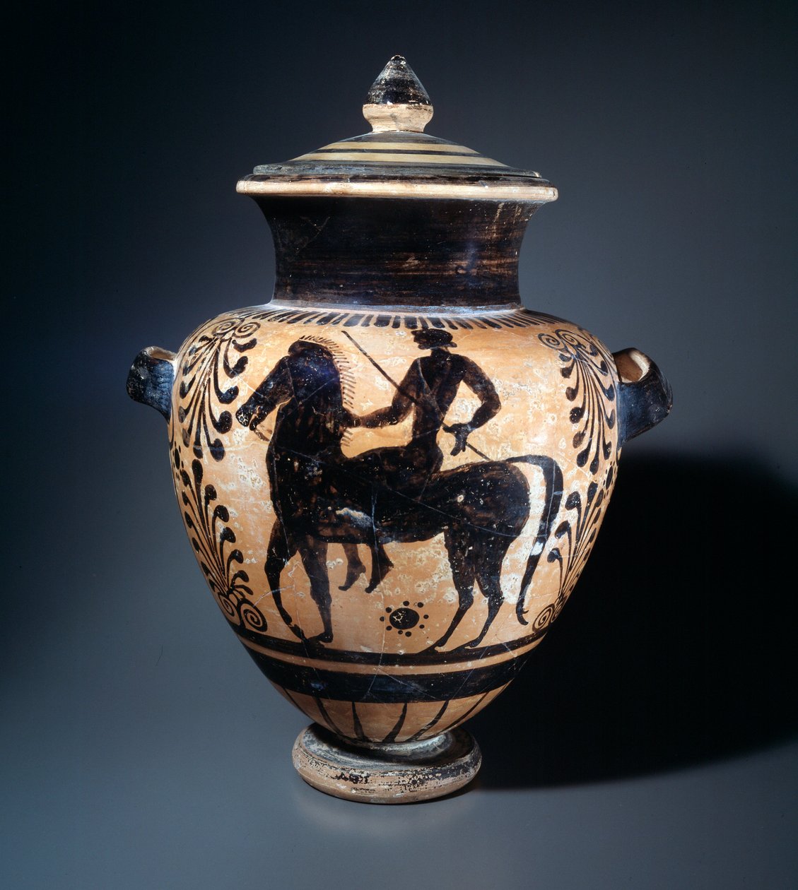 Stamnos in terracotta raffigurante un cavaliere, 500-490 a.C. da Etruscan