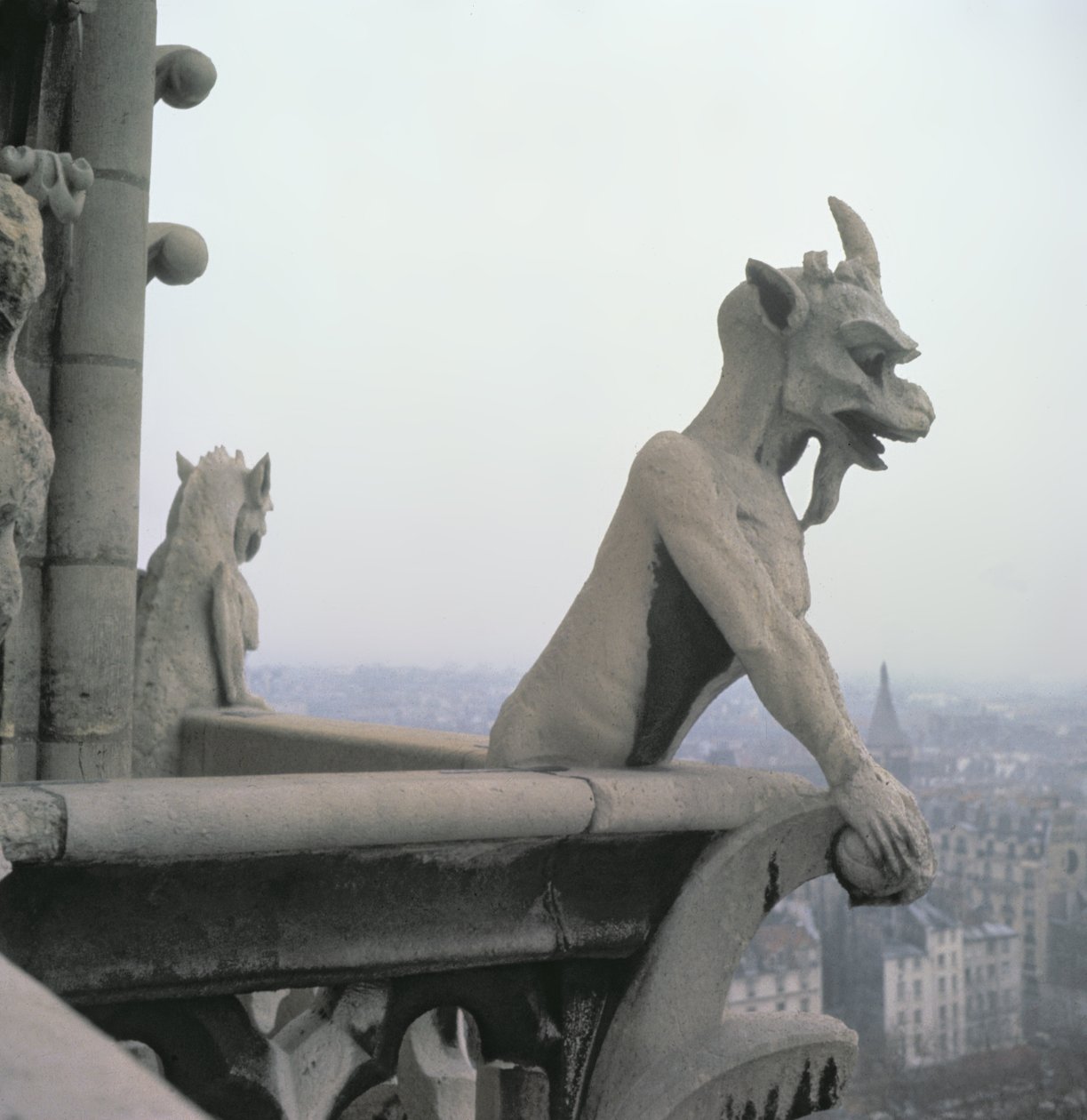Gargoyle dalla balaustra della Grande Galerie, replica di un originale del XII secolo da Eugene Emmanuel Viollet le Duc
