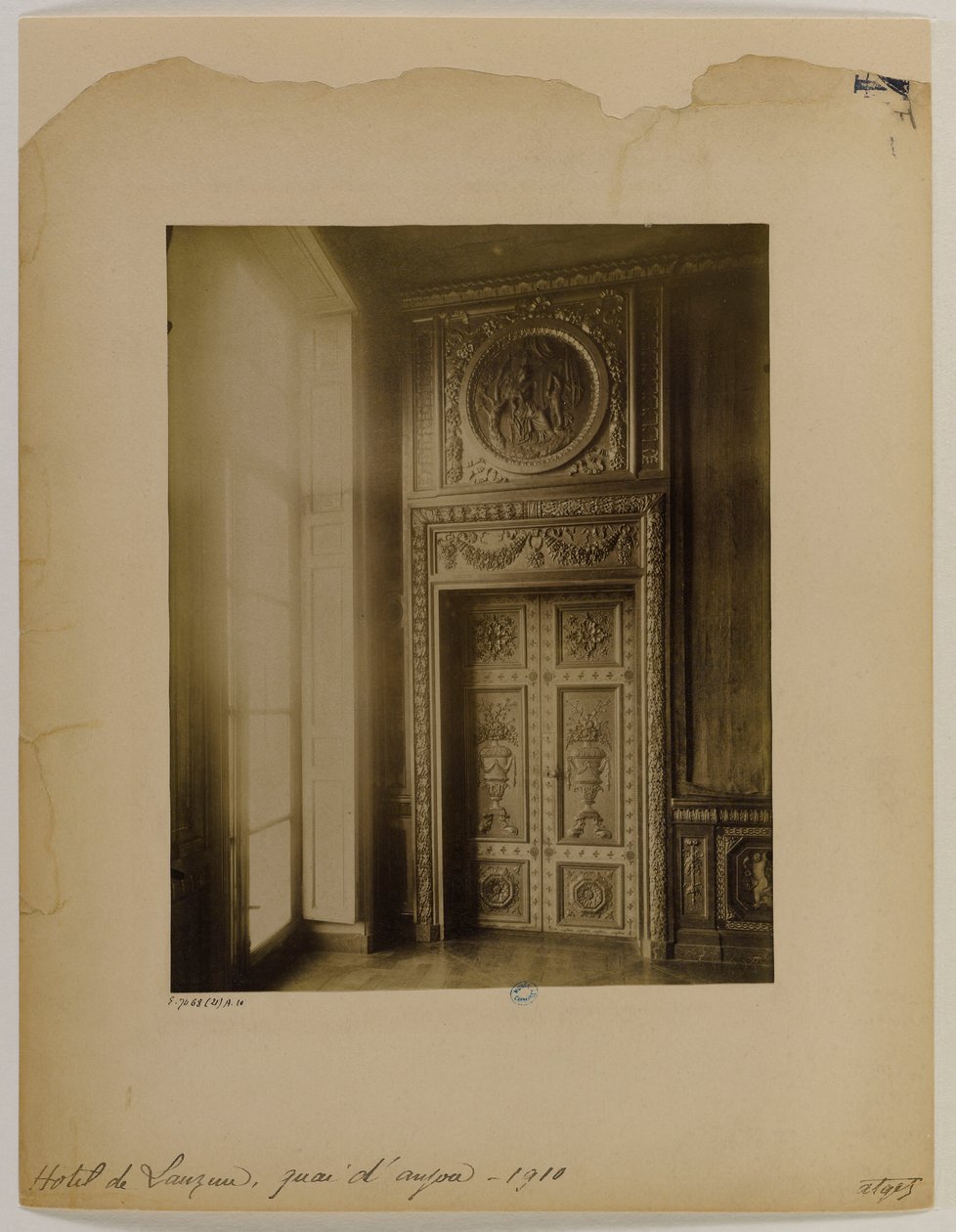 Porta scolpita, interno, hotel Lauzun da Eugène Atget