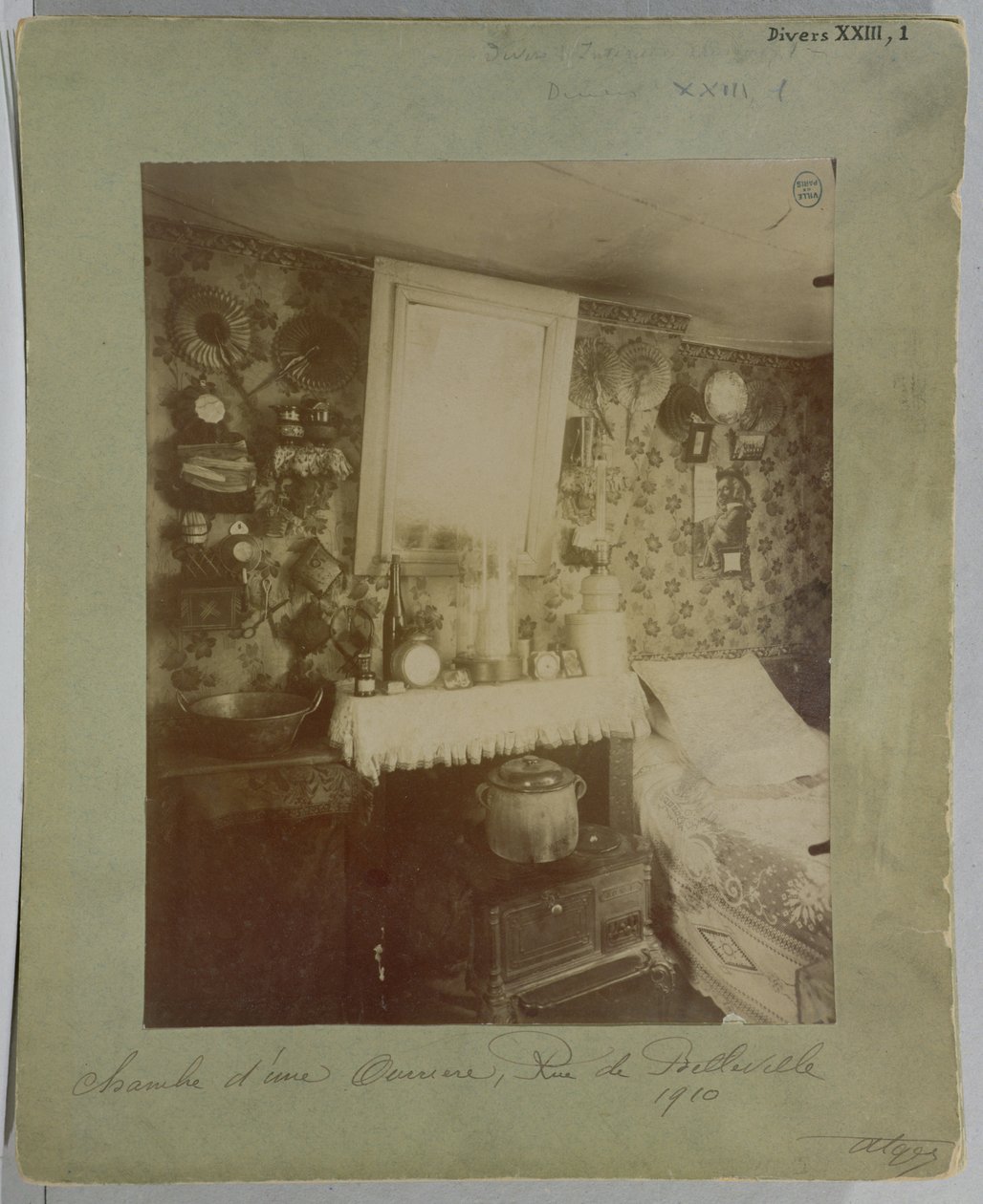 Camera da letto di una lavoratrice, rue de Belleville, Parigi, 1910 da Eugène Atget
