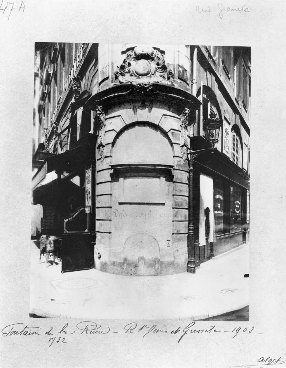 Fontaine de la Reine, rue Saint-Denis, Parigi da Eugène Atget