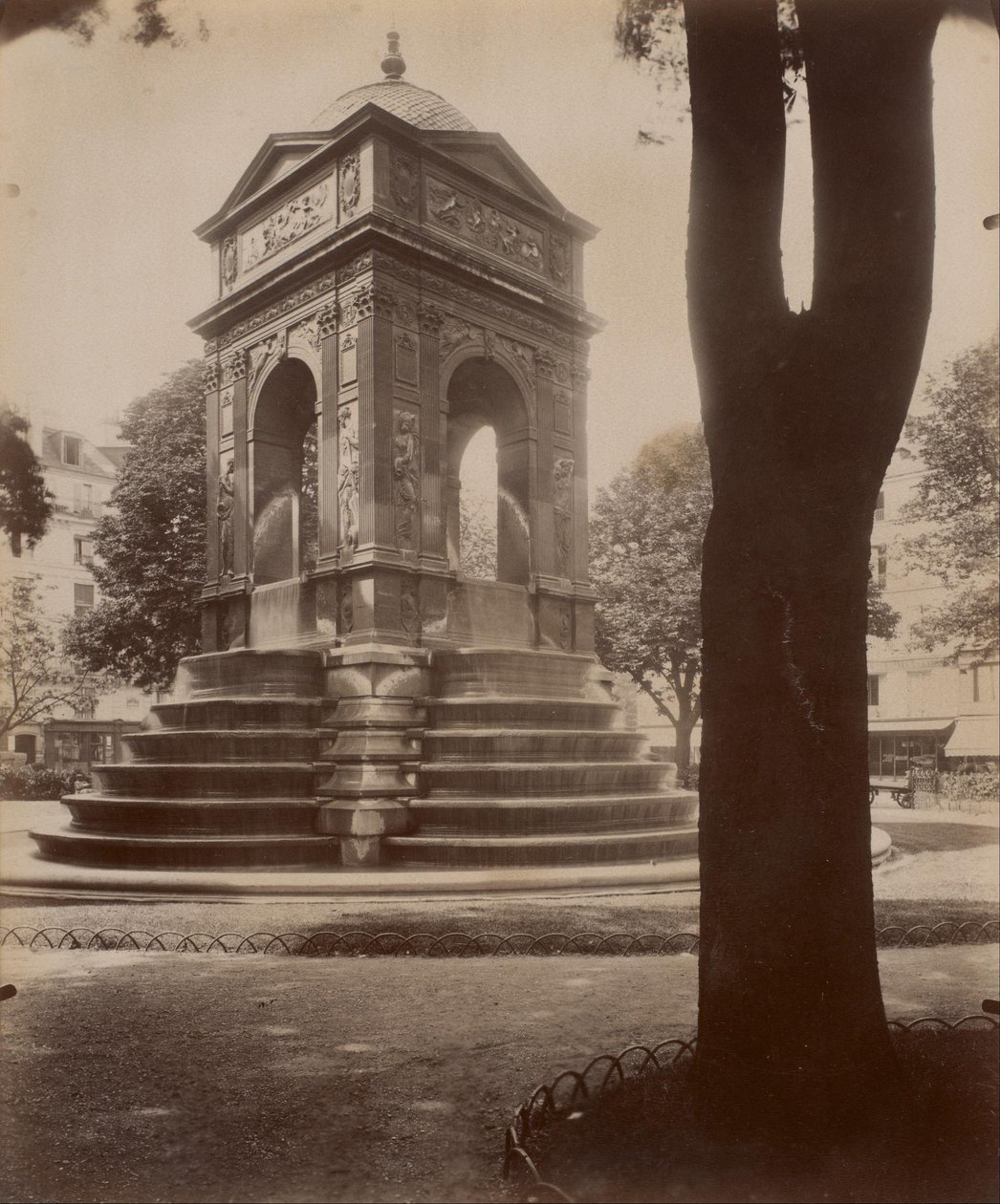 Fontana degli Innocenti da Eugène Atget