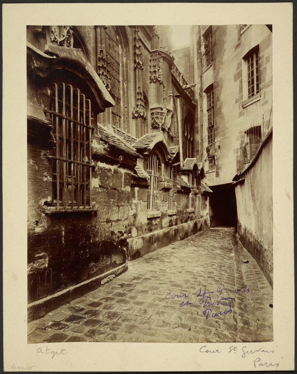 Cour Saint Gervais et Protais] [Tribunale di Saint Gervais e Protais da Eugène Atget