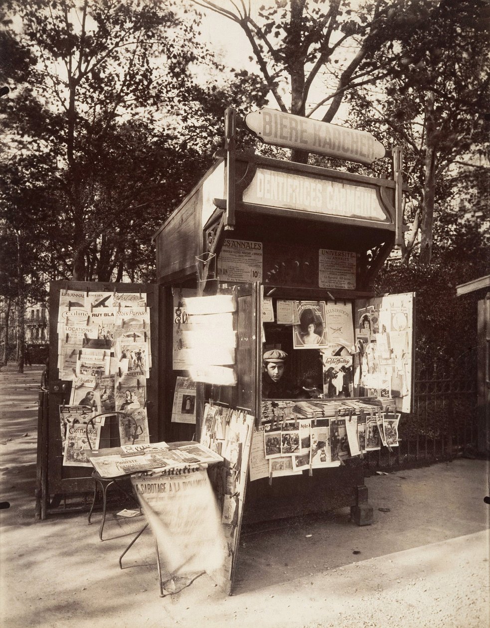 Chiosco a Parigi, c.1910 da Eugène Atget
