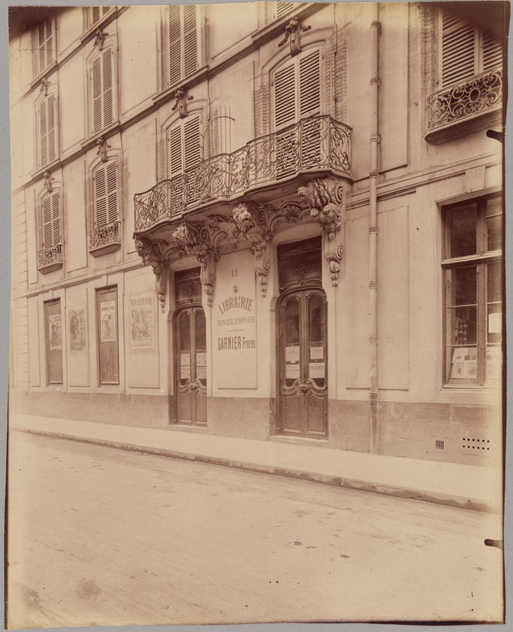 [Librairie Garnier Frères, 6 rue des Saints-Pères]. da Eugène Atget