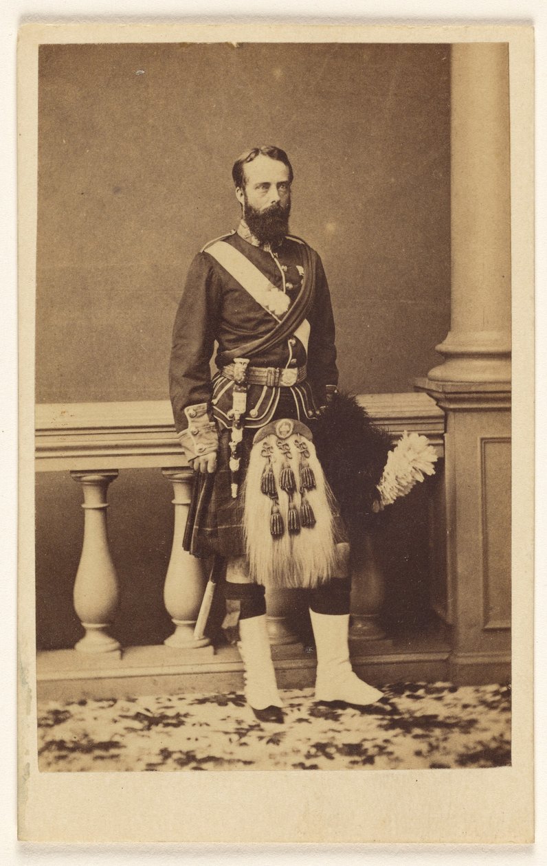 [Uomo barbuto non identificato in kilt, in piedi] da F. W. Baker