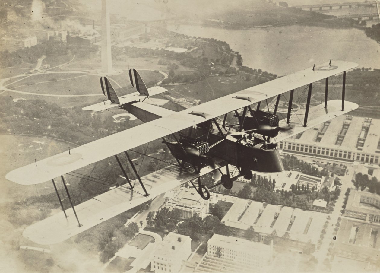 [Aereo in volo sopra Washington D.C.] da Fedele Azari