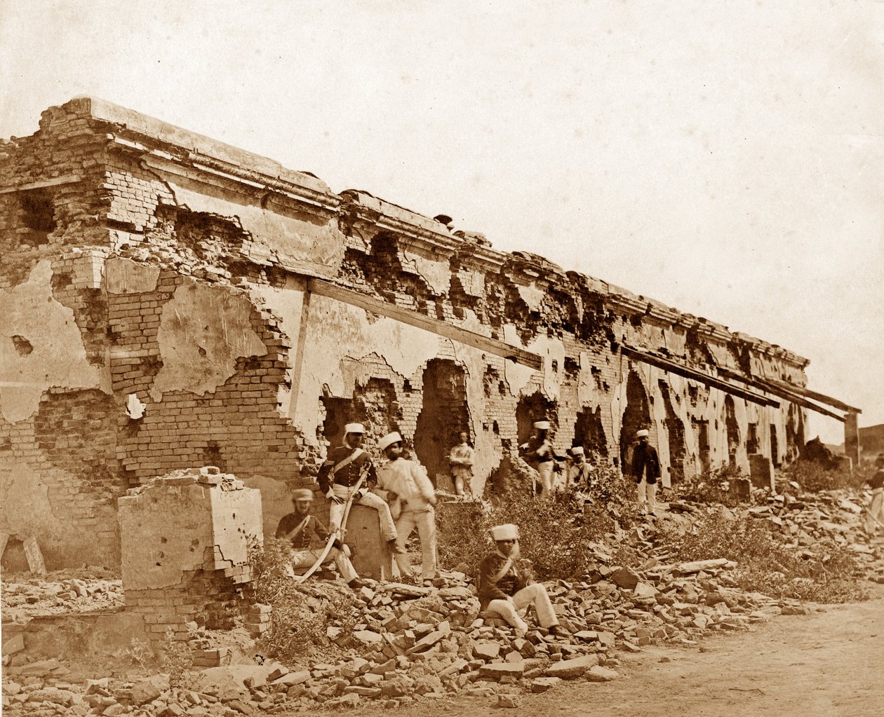 Le trincee del Gen Wheeler a Cawnpore, marzo 1858 da Felice Beato