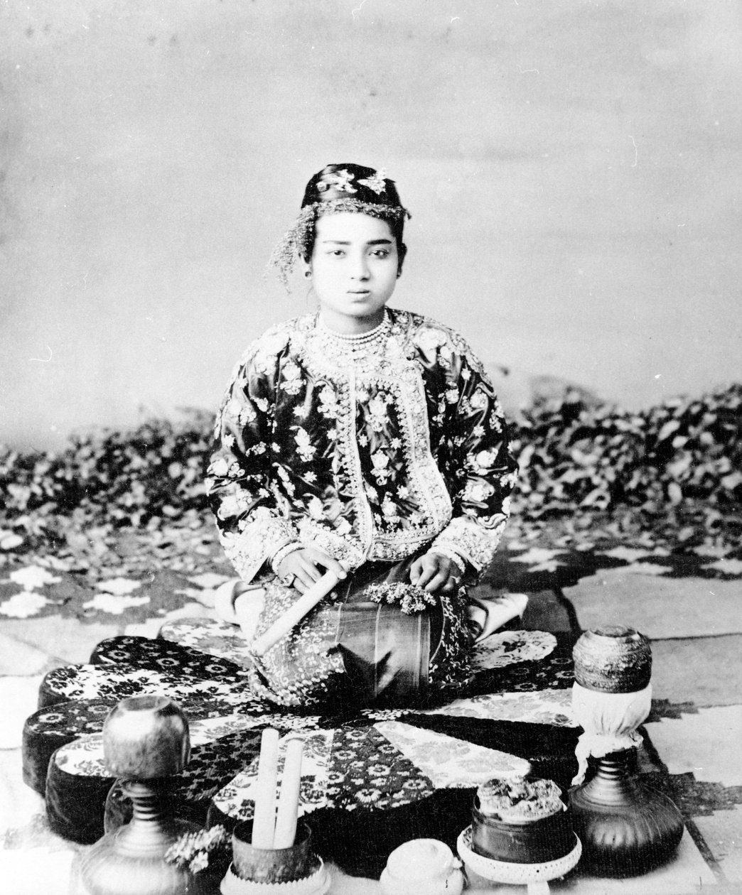 Giovane donna birmana con un sigaro, Mandalay, c.1875 da Felice Beato