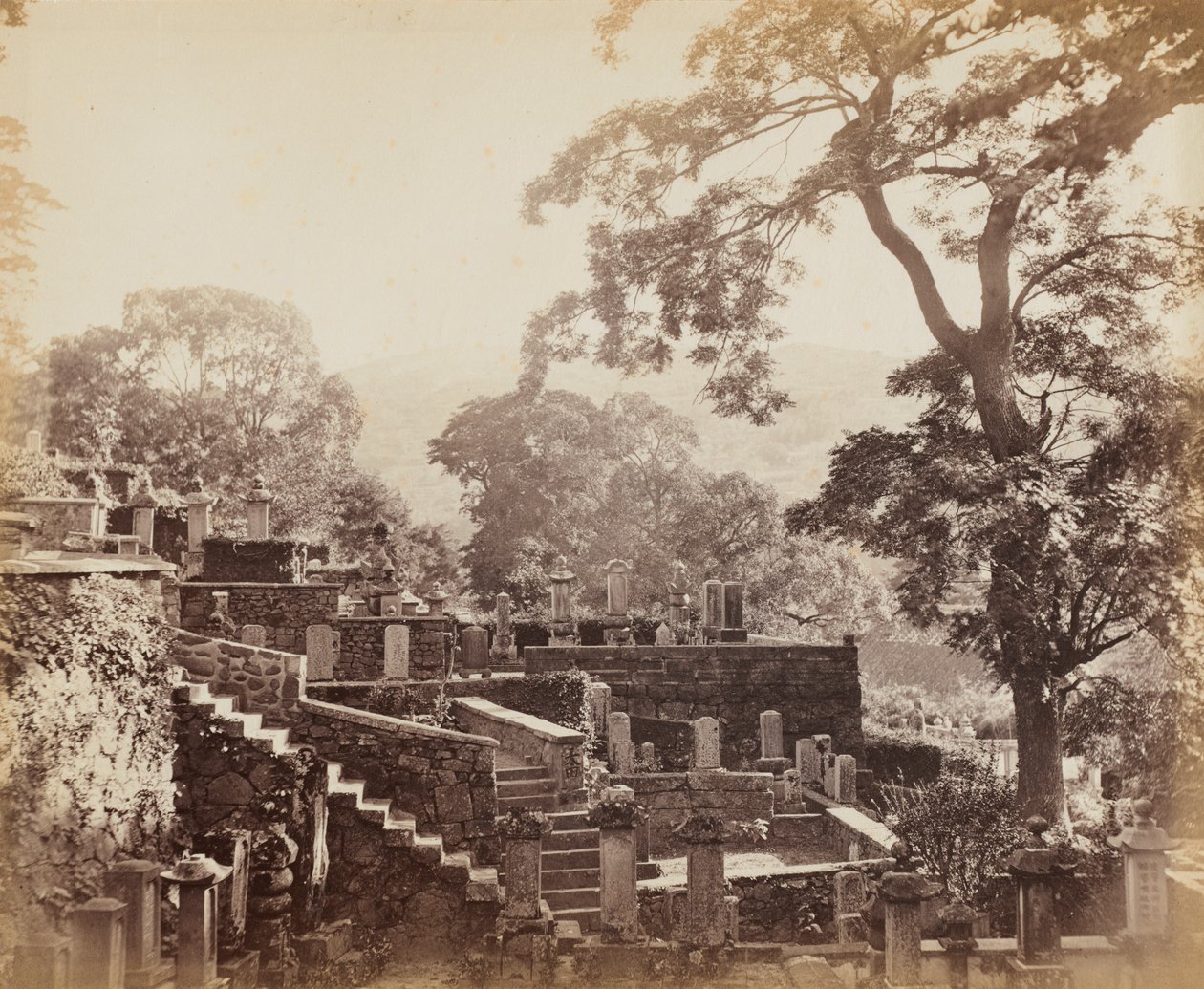 Cimitero del tempio giapponese, Shuntoji, Nagasaki da Felice A. Beato