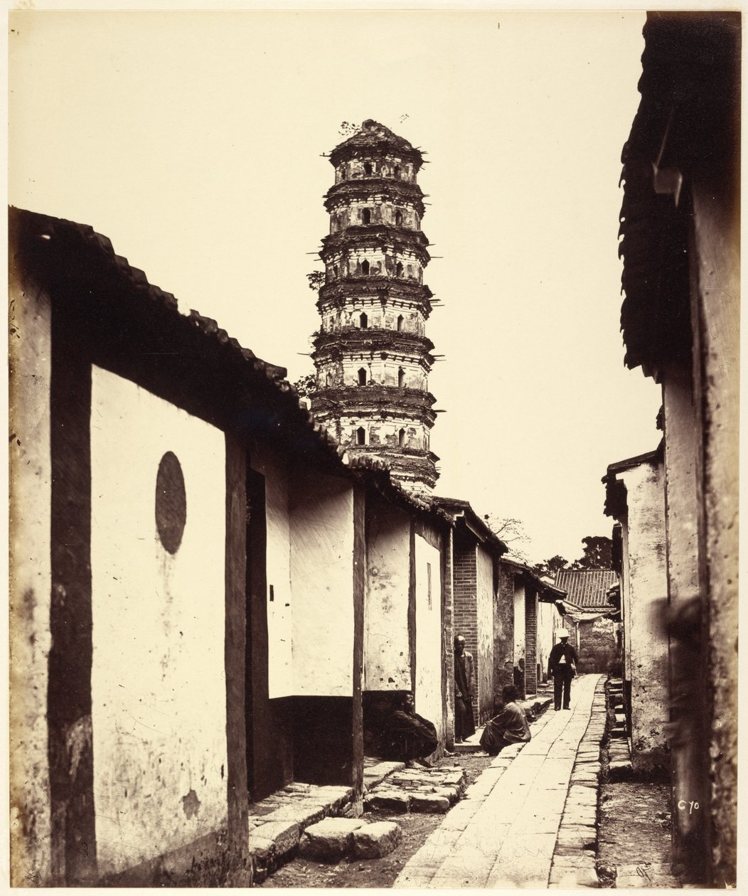 Pagoda a nove piani e via dei Tartari, Canton da Felice Beato