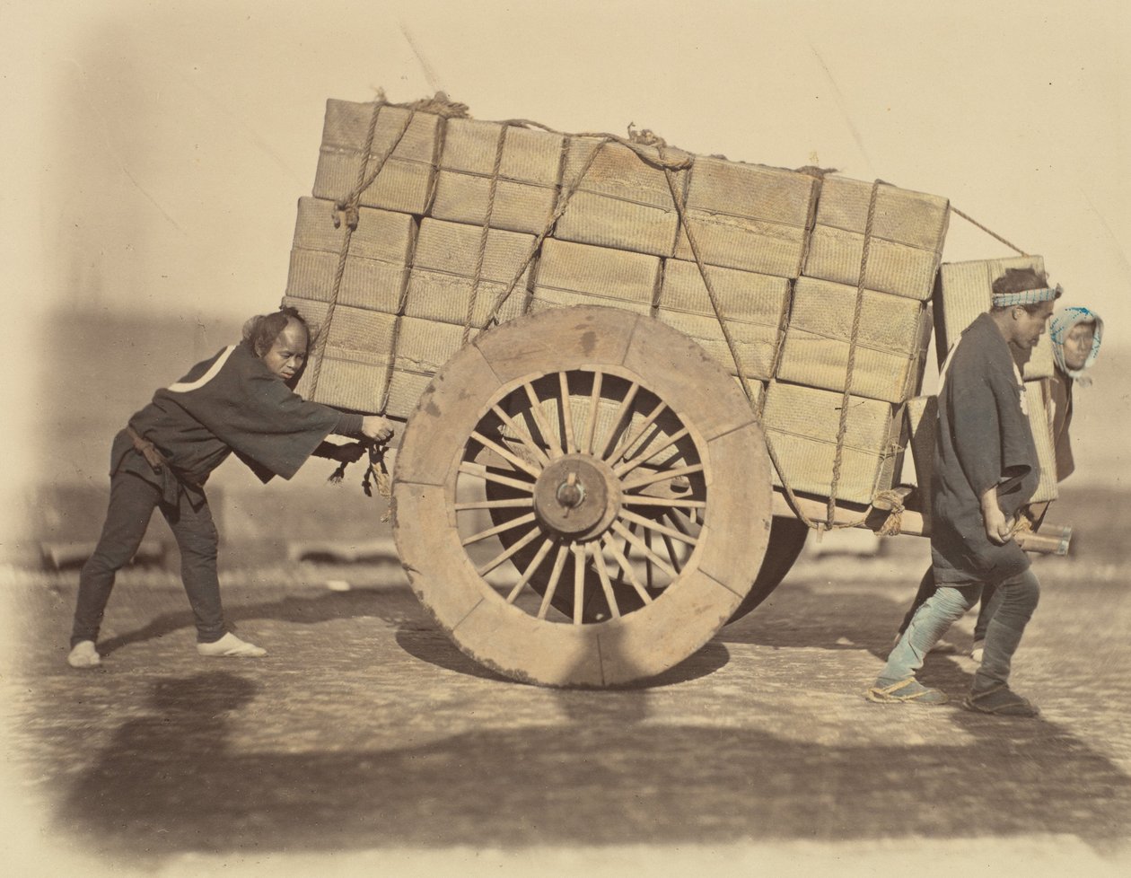Shariki, o Coolies che spingono carretti, ca. 1860 da Felice Beato