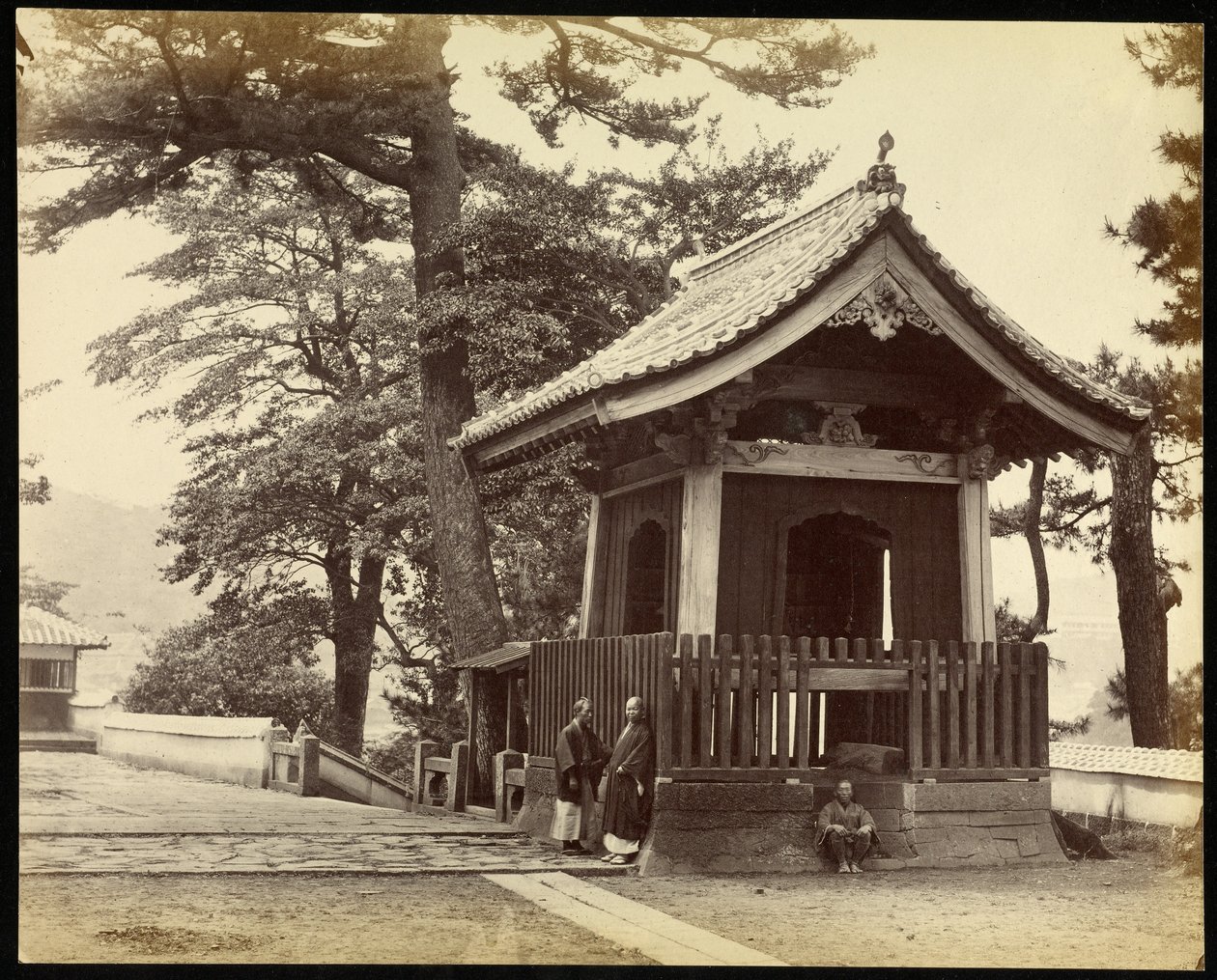 Tempio nella città di Nagasaki da Felice Beato