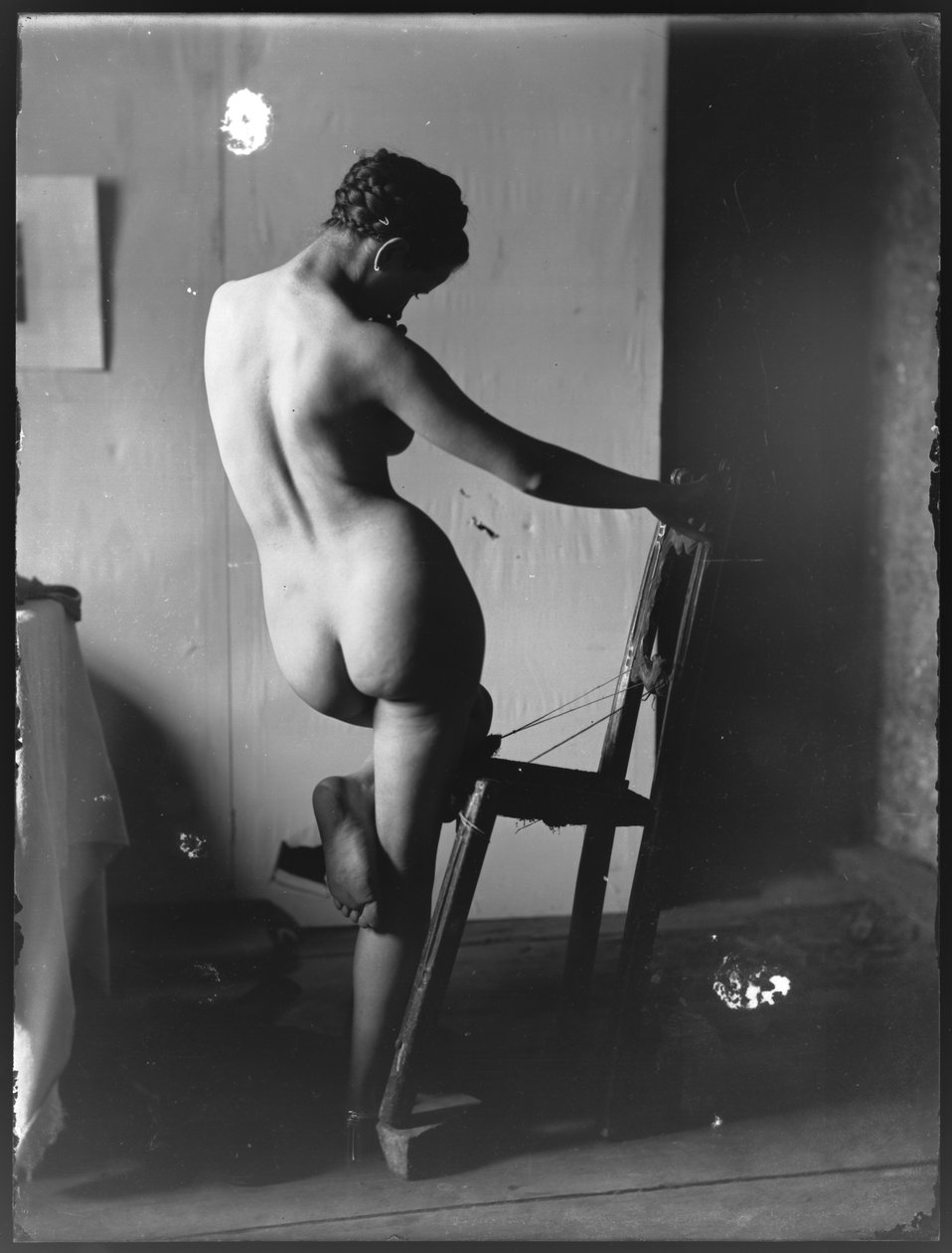 Scena femminile in piedi con sedia da Ferdinand Schmutzer
