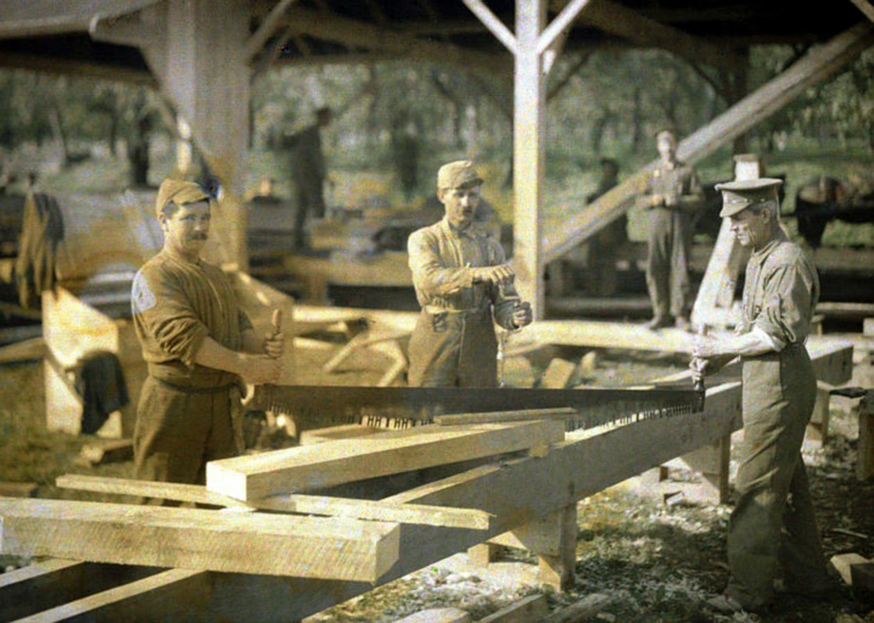 Soldati canadesi che lavorano in una segheria, Quesmy, Oise, Francia, 1917 da Fernand Cuville