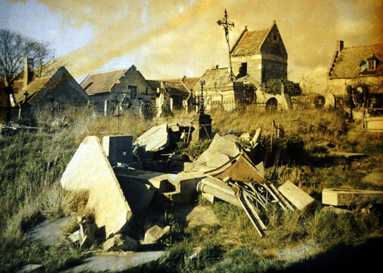Cimitero con tombe danneggiate, Thiescourt, Oise, Francia, 1917 da Fernand Cuville