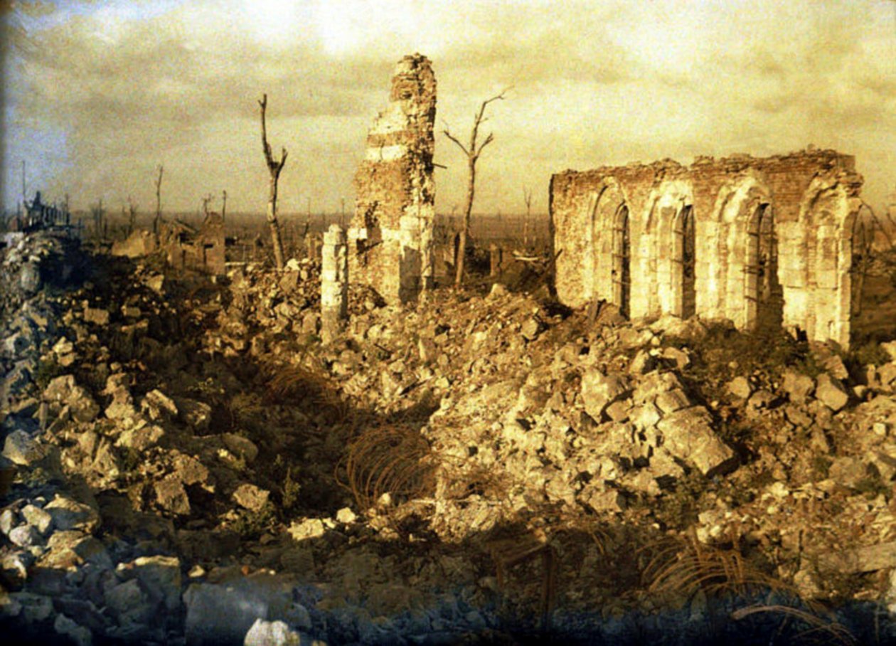 Chiesa danneggiata durante la guerra, Chaulnes, Somme, Francia, 1917 da Fernand Cuville