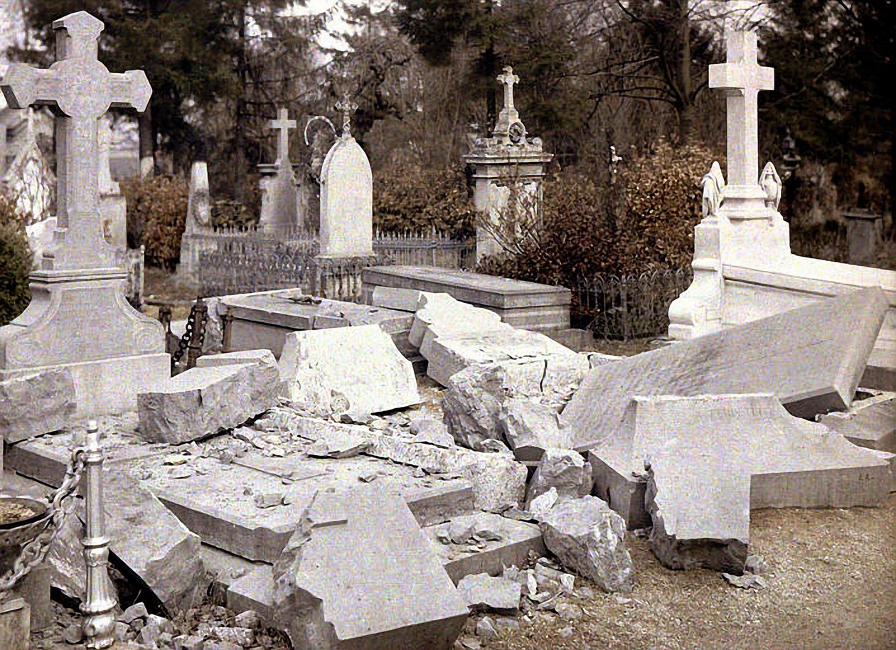 Tombe danneggiate al cimitero settentrionale, Reims, Marne, Francia, 1917 da Fernand Cuville