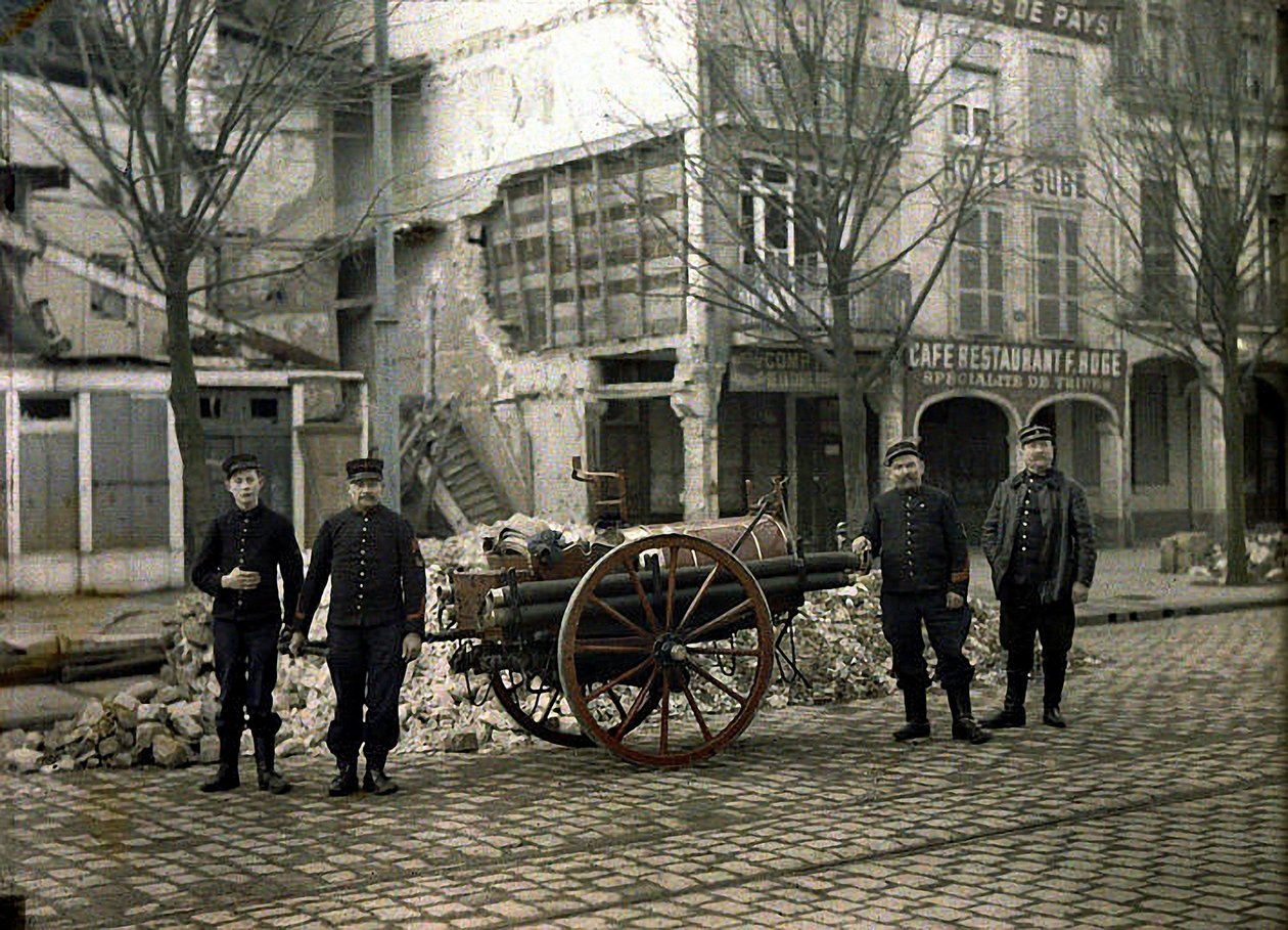 Quattro pompieri con la loro attrezzatura, Reims, Marne, Francia, 1917 da Fernand Cuville