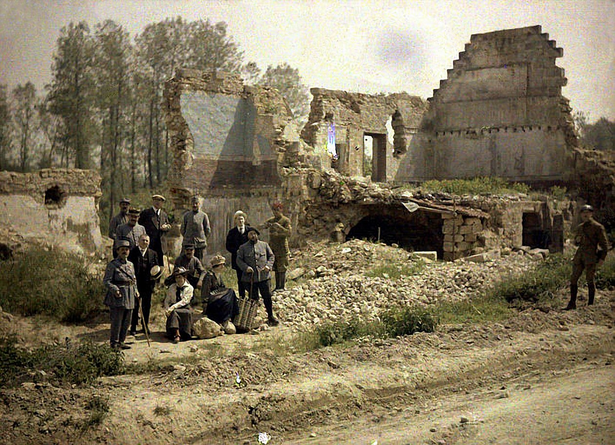 Soldati francesi e attori del teatro del fronte posano tra le rovine, Vauxrezis, Aisne, Francia da Fernand Cuville
