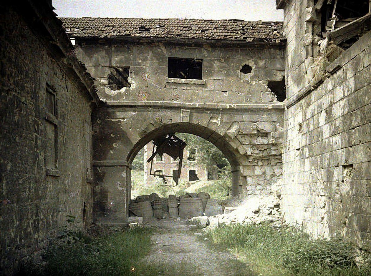 Fabbrica di vetro, Vauxrot, Cuffies, Aisne, Francia, 1917 da Fernand Cuville