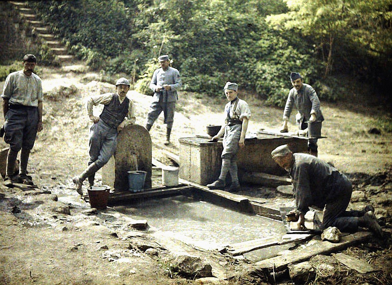 Sei soldati francesi con secchi e biancheria a una fontana, Soissons, Aisne, Francia, 1917 da Fernand Cuville