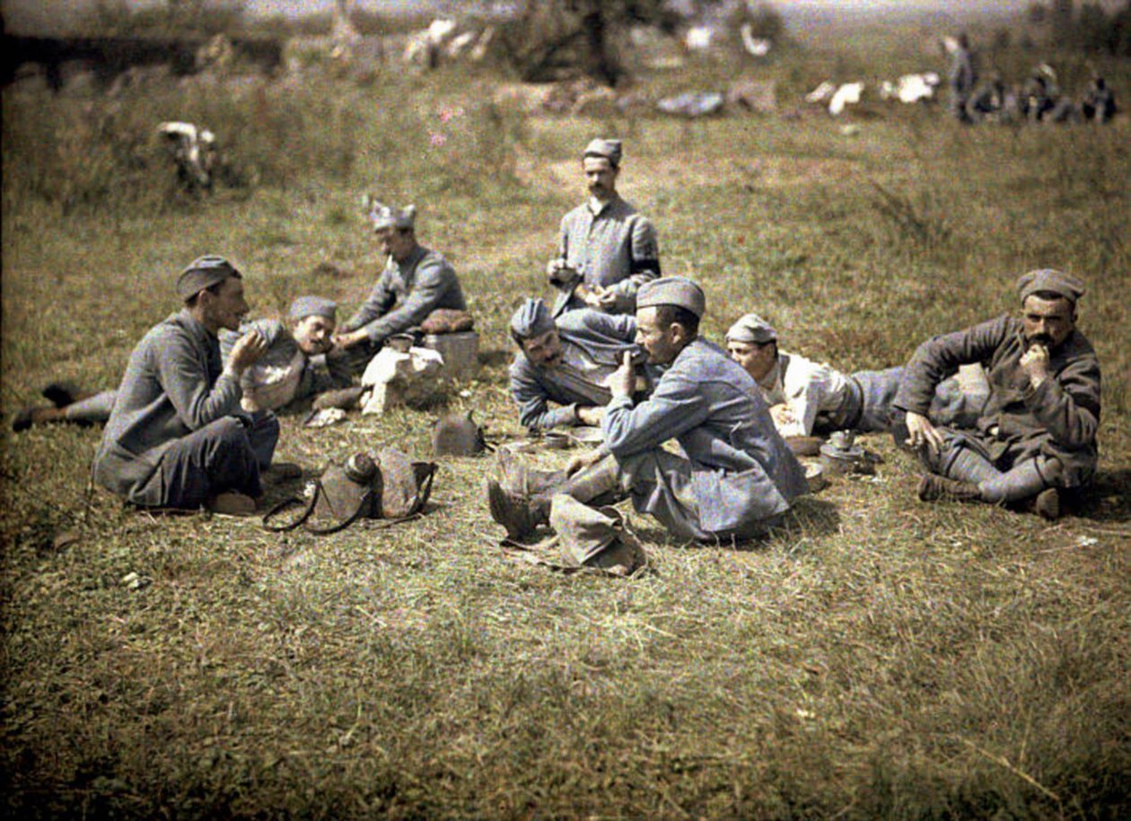Soldati che riposano dopo un pasto, Aisne, Francia, 1917 da Fernand Cuville