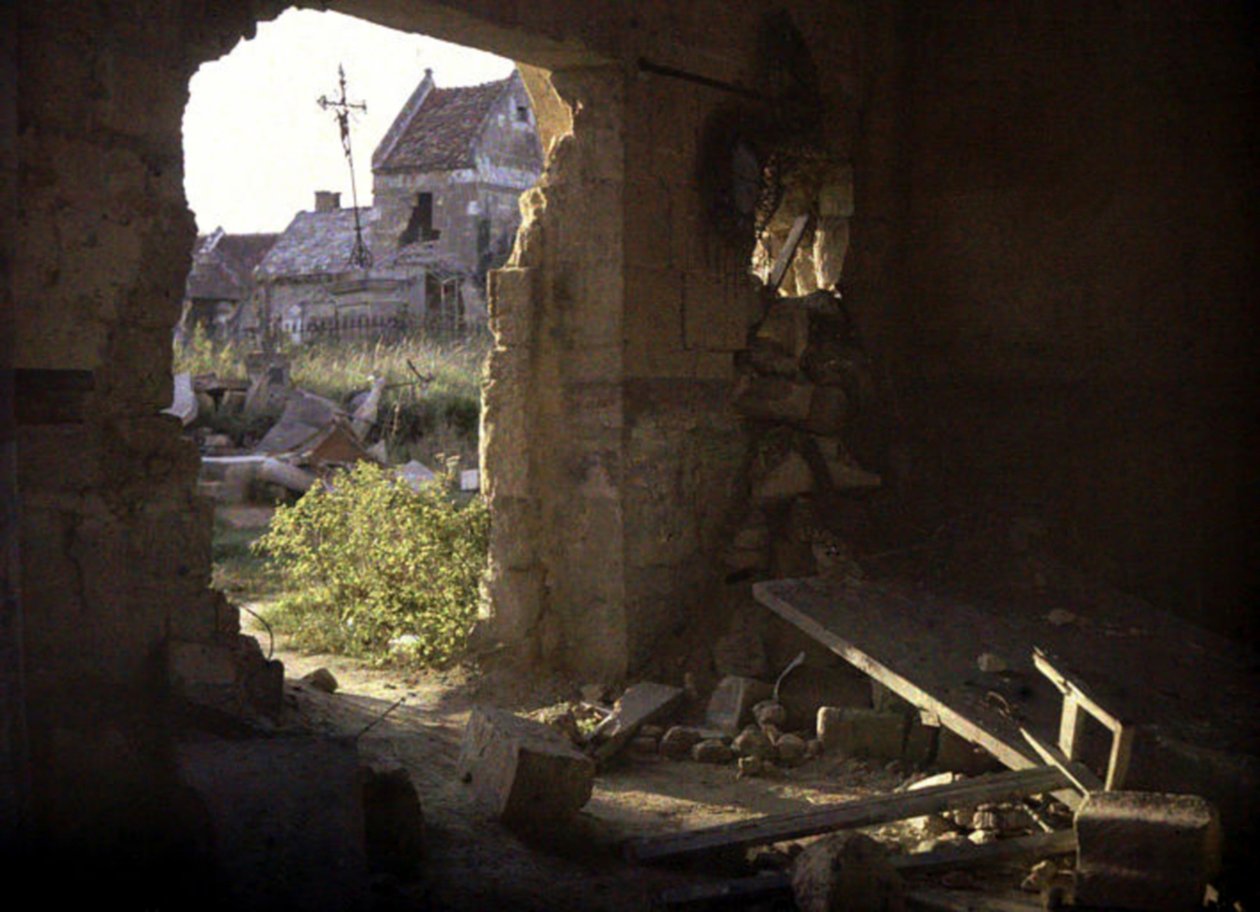 La chiesa danneggiata con un buco attraverso il quale si vedono le case, Thiescourt, Oise, Francia, 1917 da Fernand Cuville