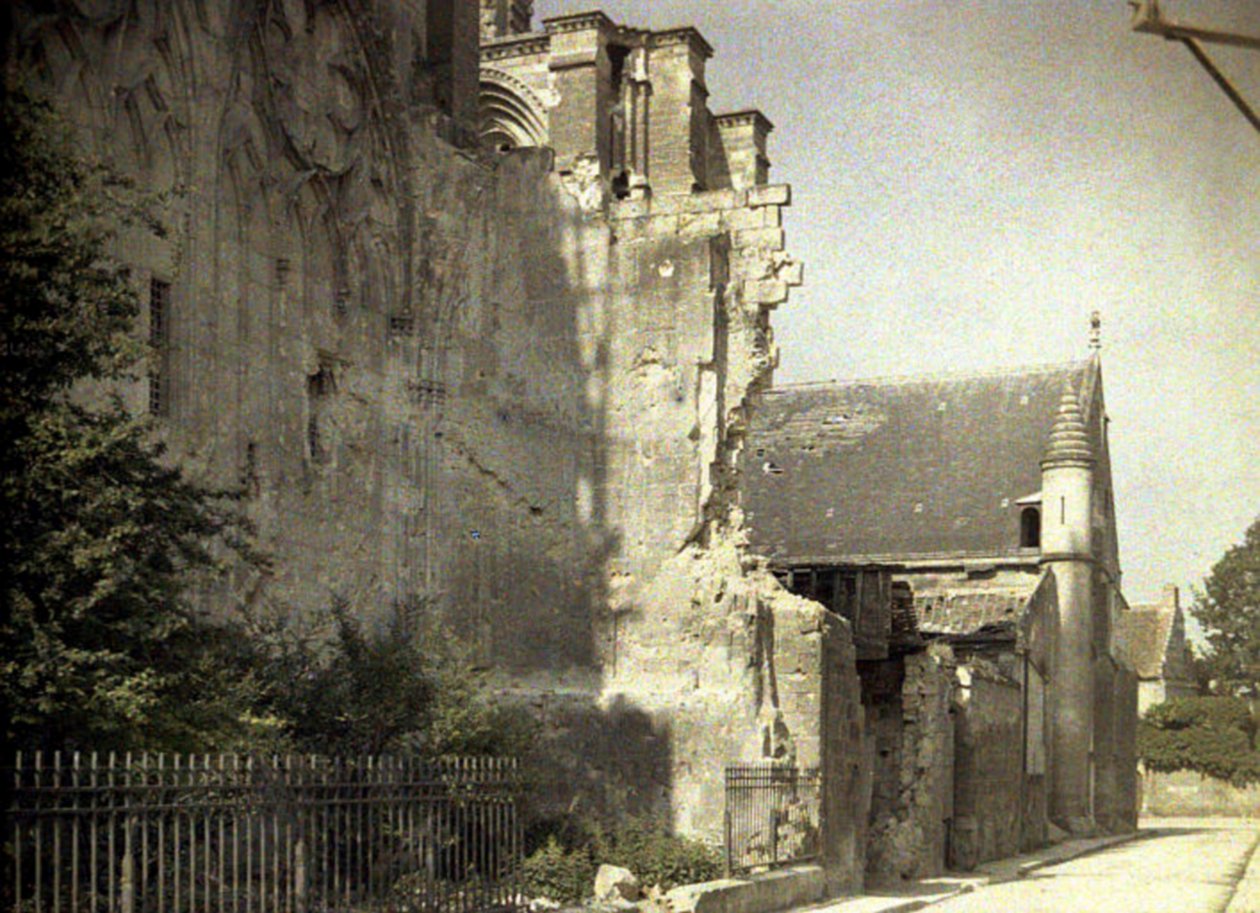 La facciata nord della Cattedrale di Saint-Gervaise-et-Saint-Protais, iniziata nel 1180 e gravemente danneggiata durante la guerra, Soissons, Aisne, Francia, 1917 da Fernand Cuville