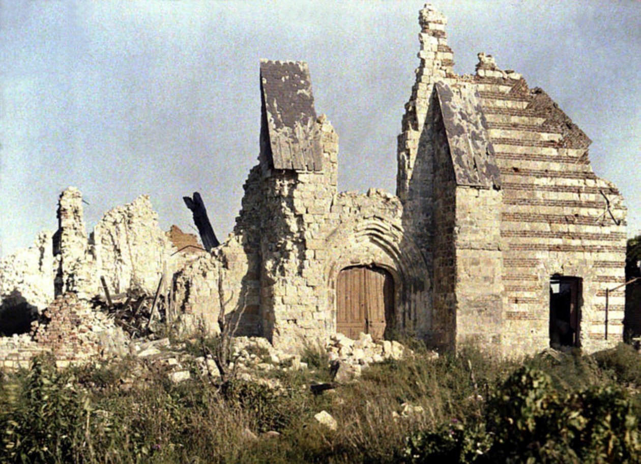 I resti della chiesa danneggiata, Marchelepot, Somme, Francia, 1917 da Fernand Cuville