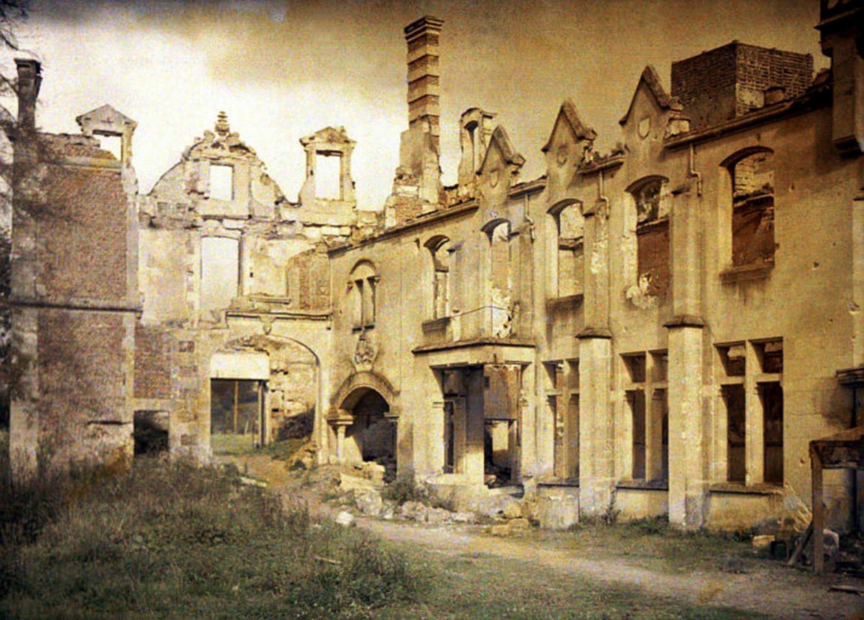 Le rovine del castello dopo la ritirata dei tedeschi, Noyon, Oise, Francia, 1917 da Fernand Cuville