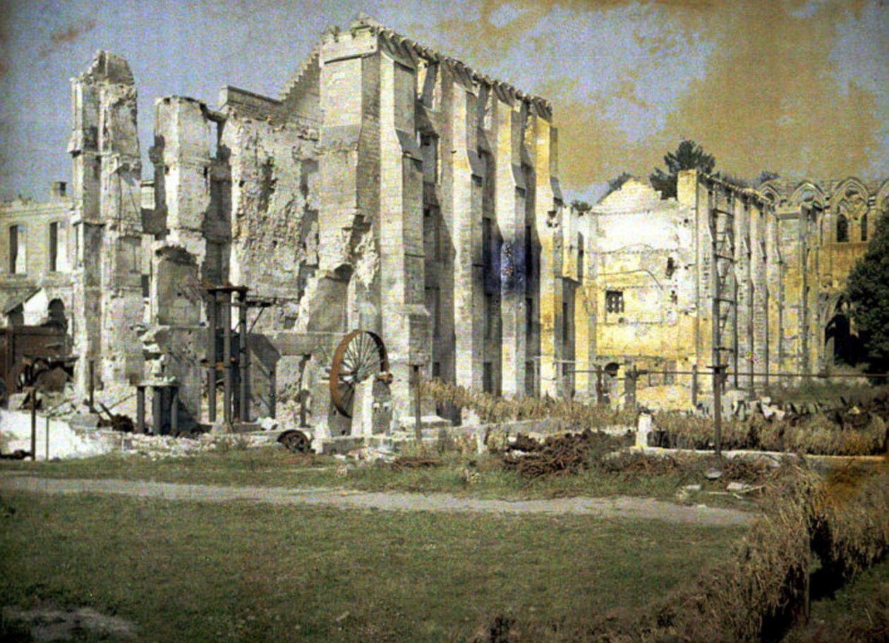Le rovine della fabbrica e dell