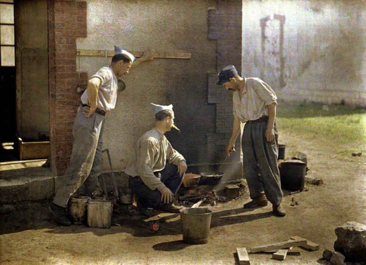 Tre soldati francesi che cucinano il pranzo su un fuoco aperto, Soissons, Aisne, Francia, 1917 da Fernand Cuville